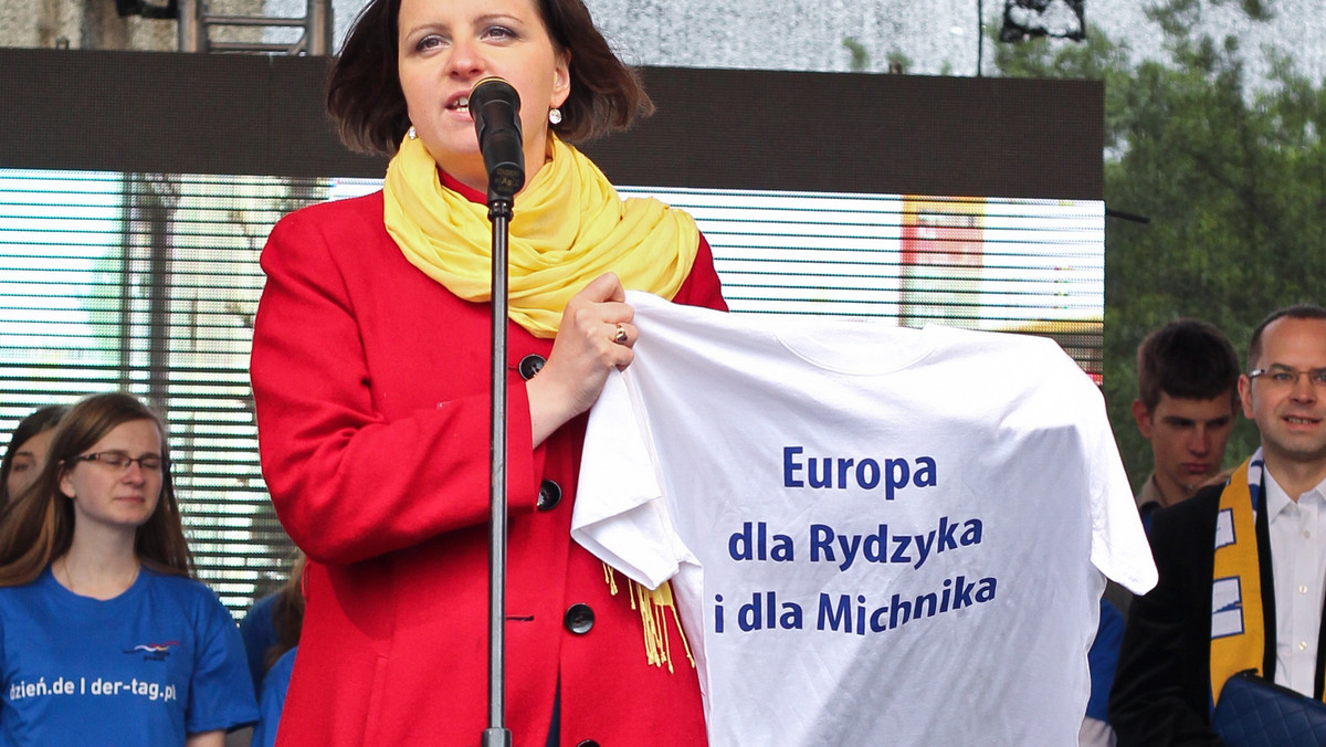 "Europa dla Rydzyka i dla Michnika" - taki transparent niesiono na czele tegorocznej, trzynastej Parady Schumanna, która - mimo deszczu - przeszła w sobotę ulicami stolicy, gromadząc kilka tysięcy uczestników z kraju i zagranicy.