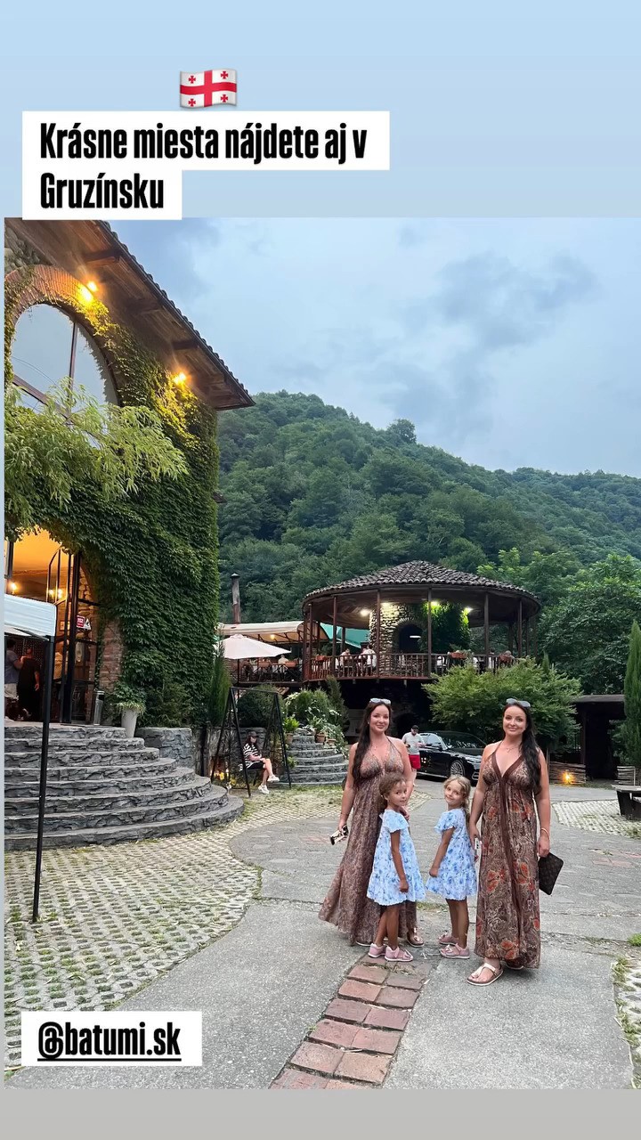 Veronika Nízlová s dcérou Neou (vľavo) a Daniela Nízlová s dcérou Lindou (vpravo) v Gruzínsku. 