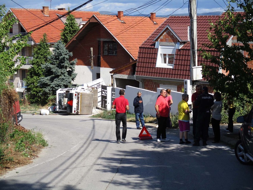 Vozač iskočio pre udara mašine u ogradu