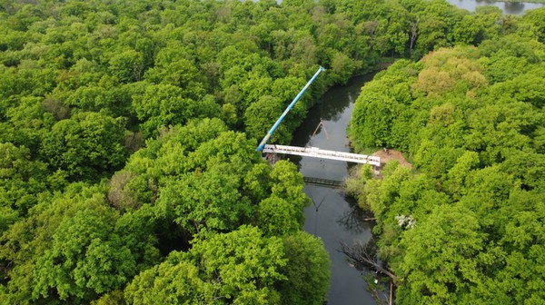 Montaż kładki nad Widawą