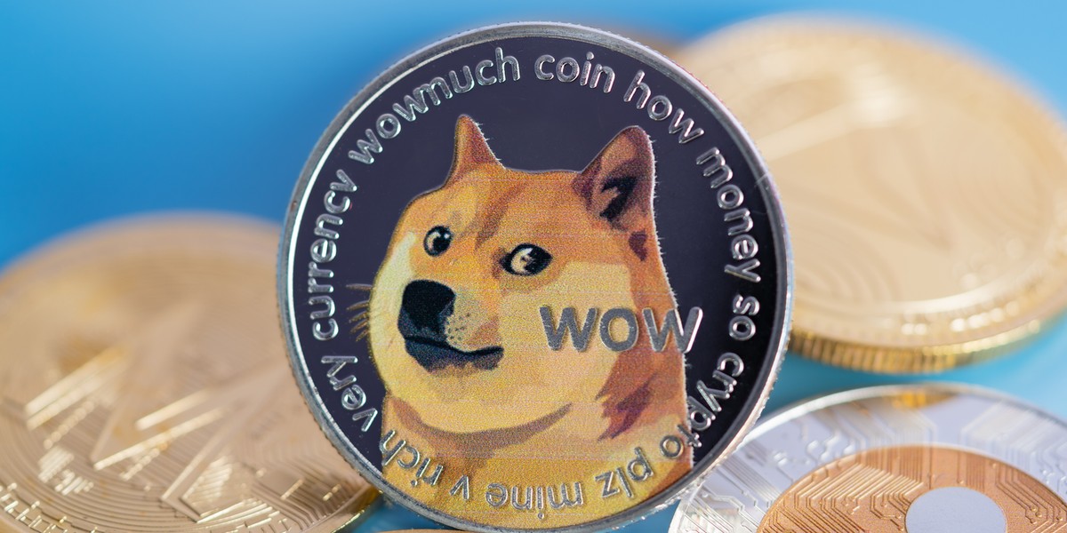 Cena dogecoina bije rekordy, a kapitalizacja kryptowaluty jest już większa niż giełdowa wycena Adidasa, Airbusa czy banków Credit Suisse i Deutsche Banku. 