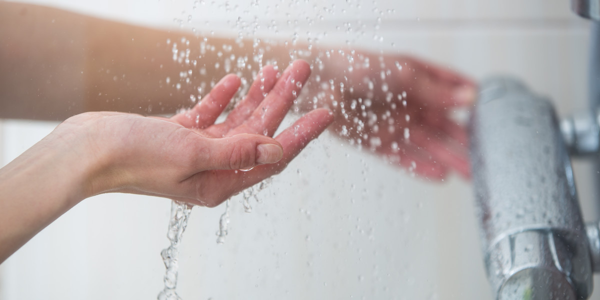 Prysznic — ile wody zużywa? Jak oszczędzać na rachunkach za jej zużycie? 