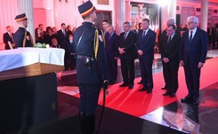 Kondukt żałobny z trumną Kornela Morawieckiego wyruszył sprzed Sejmu