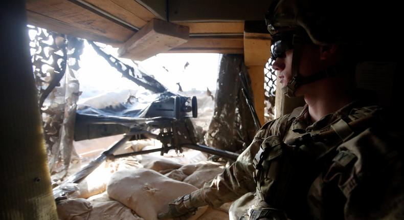 A member of the US Army take position at the US section of a base for Iraqi army and Kurdish peshmerga forces in Makhmour, southeast of Mosul, Iraq, December 23, 2016.