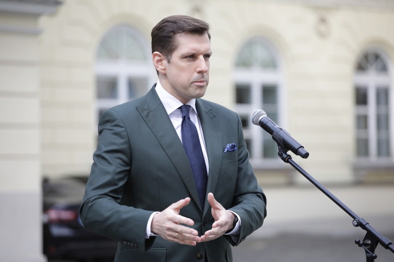 Tobiasz Bocheński podczas konferencji prasowej (27.04.2023)