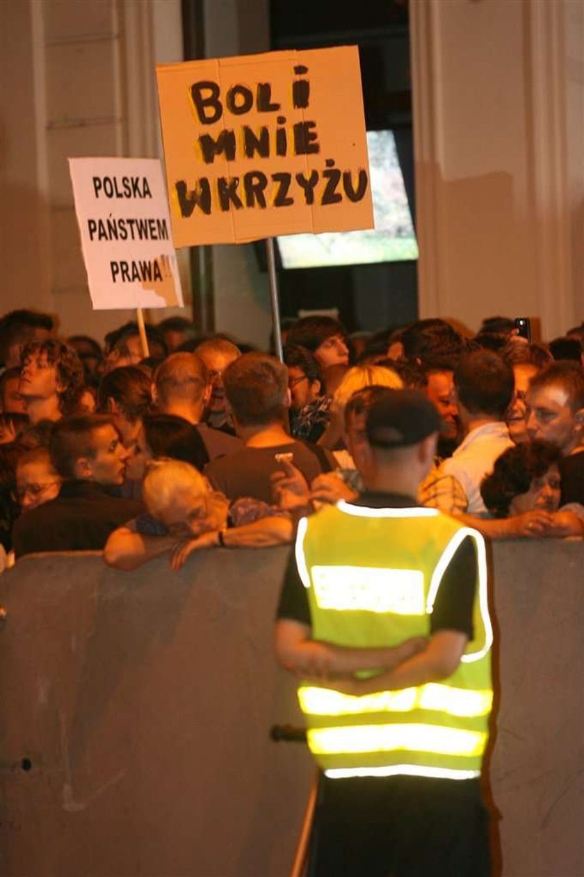 Jest już krzyż przed Pałacem Prezydenckim