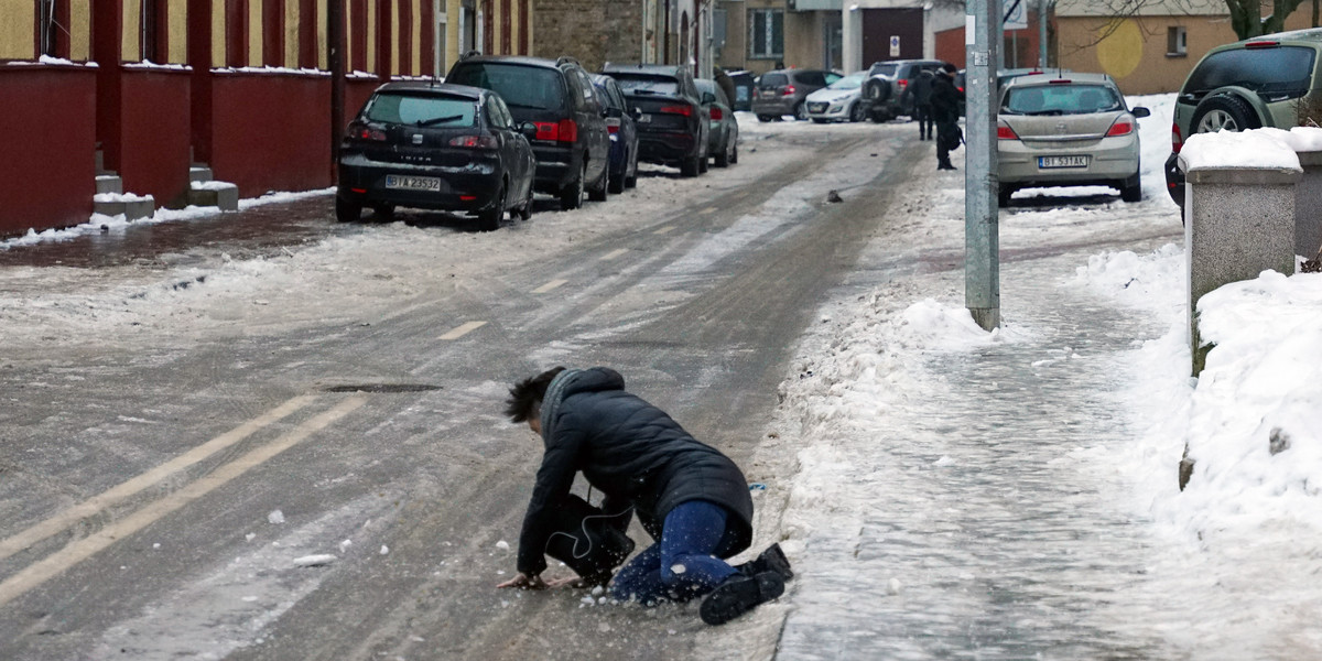 Zgodnie z ustawą o utrzymaniu czystości i porządku w gminach, chodnik powinien być oczyszczony nie tylko ze śniegu, ale też z lodu, błota i innych nieczystości. 