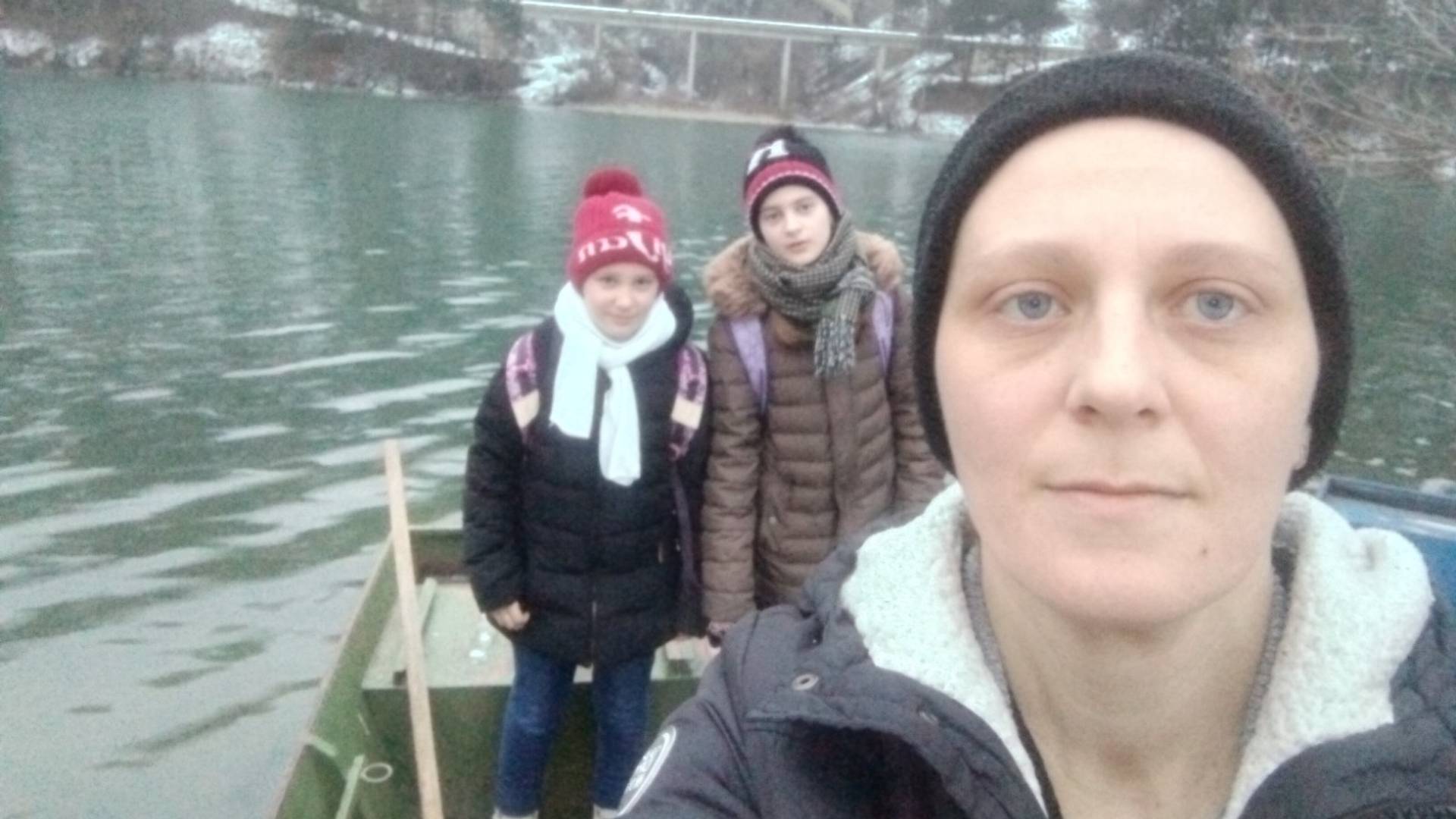 Marina svaki dan ćerke prevozi čamcem preko Lima u školu: Najgore je kad zaledi, devojčice se plaše i ne znaju da plivaju