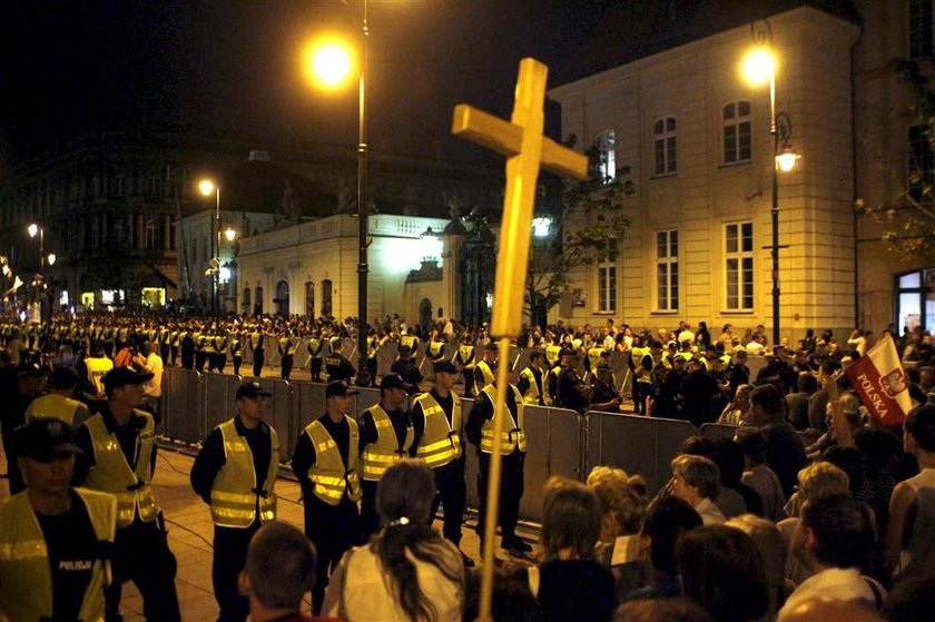 Piknik pod krzyżem przed Pałacem Prezydenckim