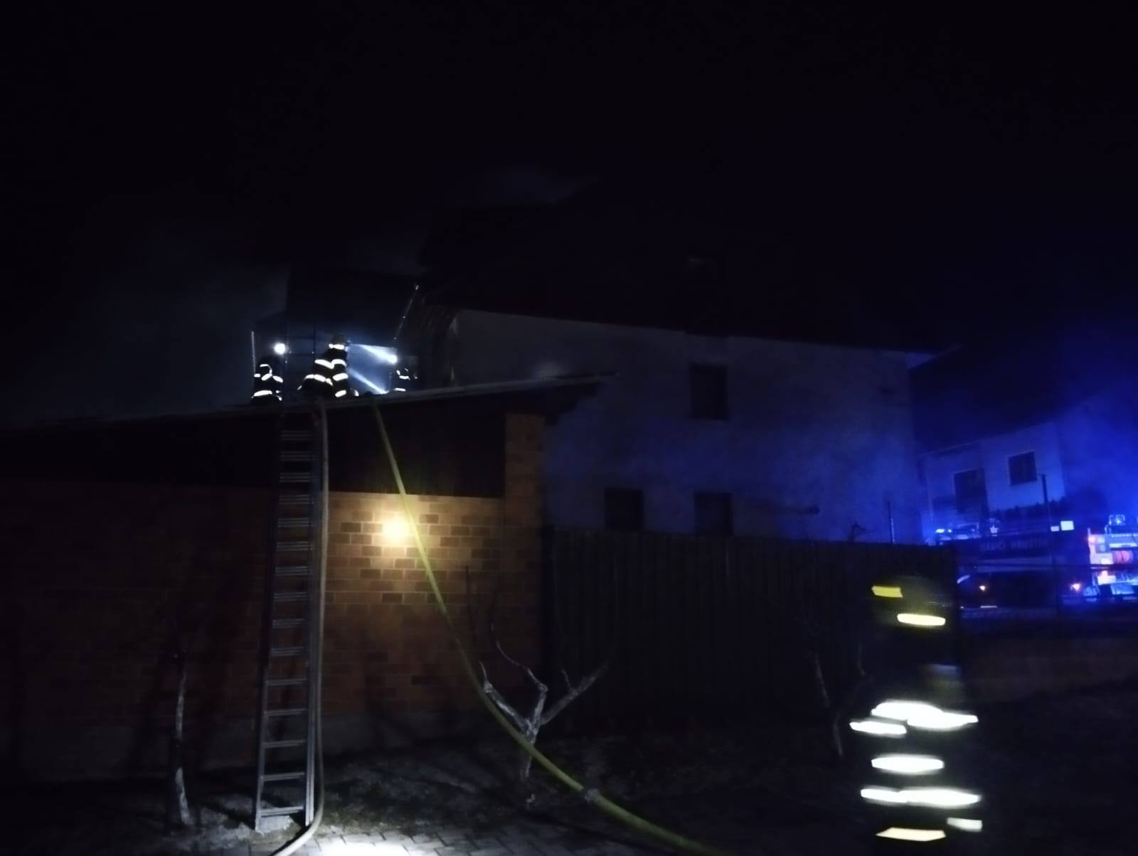 V obci Hruštín horelo podkrovie rodinného domu.