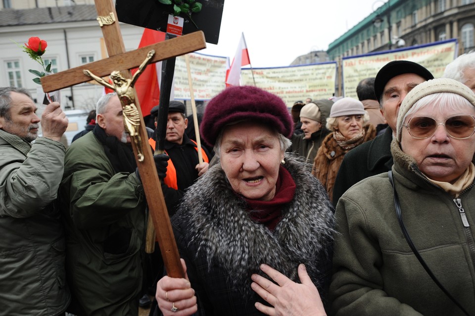 Grupa ludzi pikietuje przed Pałacem Prezydenckim, fot. PAP/Jacek Turczy