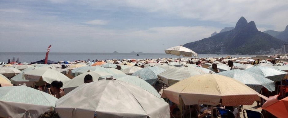 Zatłoczona plaża Ipanemy w Rio w trakcie karnawału