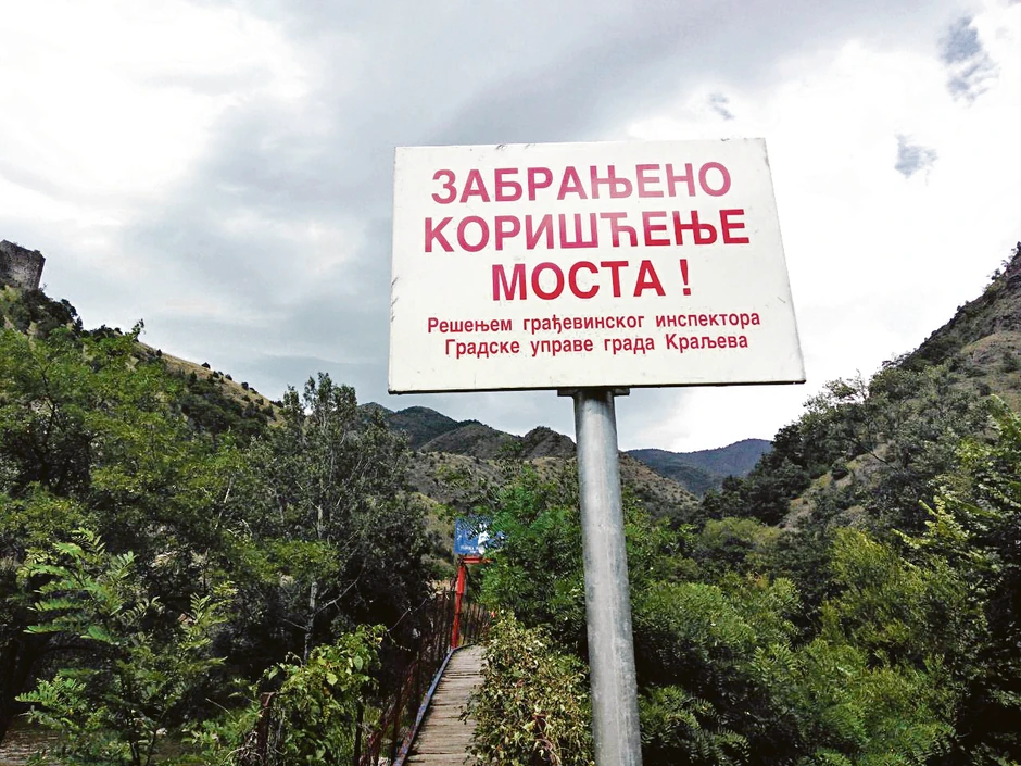 Tabla upozorenja ispisana samo na srpskom i na ćirilici, pa je stranci ne razumeju