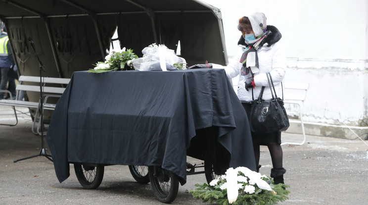 A komikus özvegye, Zsuzsanna fájdalmas búcsút vett férjétől a temetőben / Fotó: Blikk
