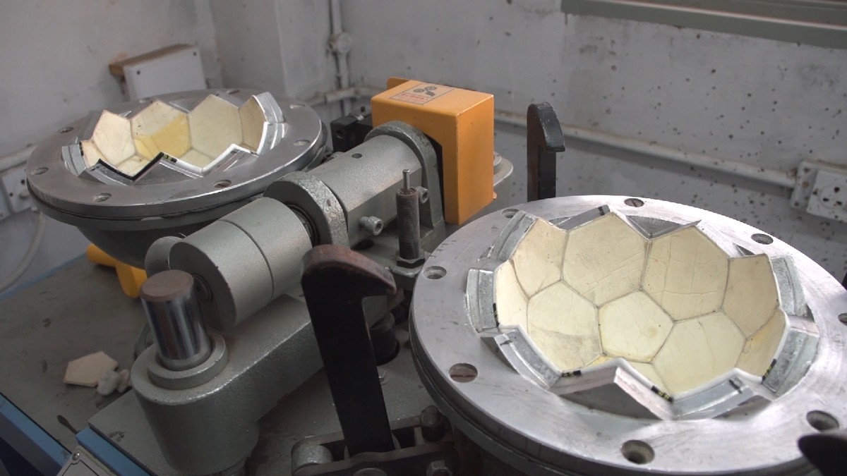 Produkują 70 proc. piłek nożnych świata. Miesięcznie zarabiają mniej niż cena jednej z nich