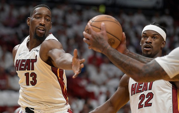 Koszykarz Miami Heat Bam Adebayo (L)