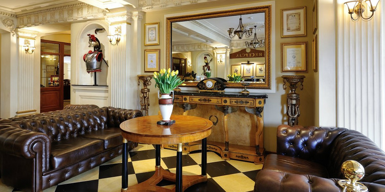 Hotel Diament Arsenal Palace - wnętrza urządzaone w nawiązaniu do epoki napoleońskiej