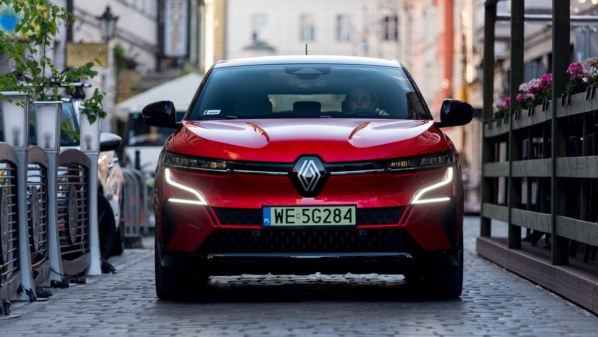 Renault Megane E-Tech kradnie pierwszy show w Polsce. Francuzi dają popis -  Dziennik.pl