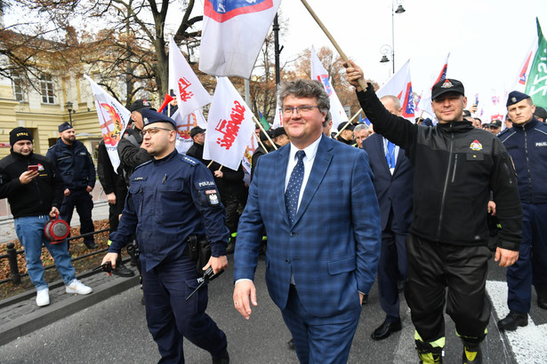 Maciej Wąsik na proteście służb mundurowych przed KPRM