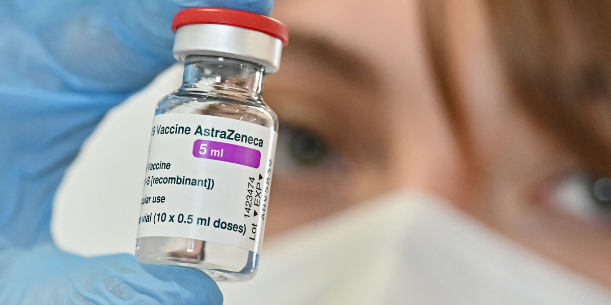 Decyzja EMA ws. szczepionki AstraZeneca. Czy Polska zawiesi szczepienia?