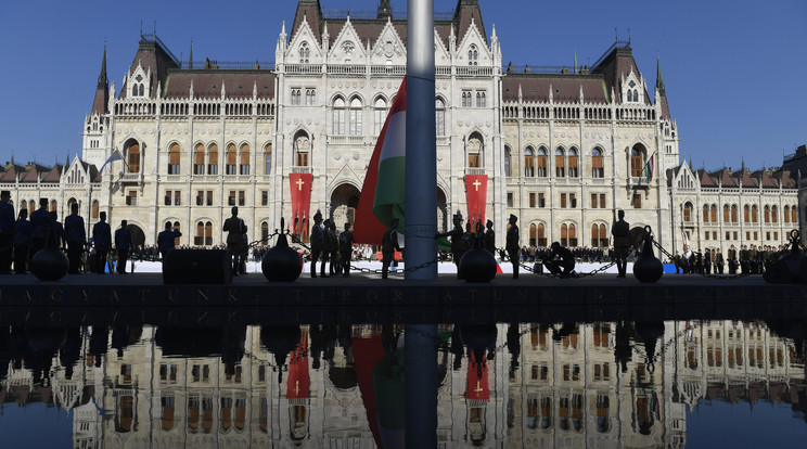 Büszkén lobog a magyar zászló a Kossuth téren /Fotó: MTI/Koszticsák Szilárd