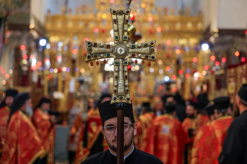 Badnje veče se proslavio i u Crkvi Rođenja Hristovog u Vitlejemu, na okupiranoj Zapadnoj obali, za koju se navodi da je mesto rođenja Isusa Hrista, čemu je prisustvovao i grčki pravoslavni patrijarh jerusalimski Teofil Treći | Foto: REUTERS/Mussa Qawasma