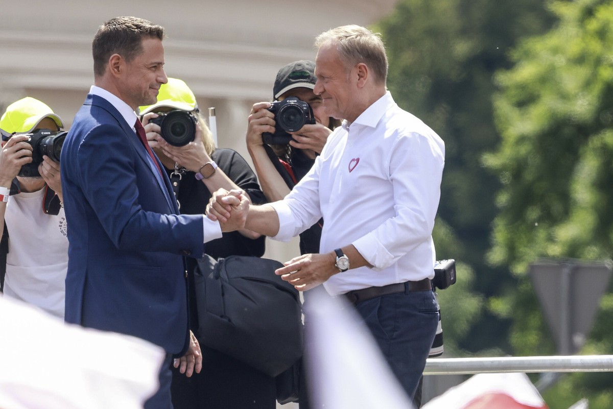 Czy Trzaskowski powinien zastąpić Tuska? Oto co sądzą Polacy [SONDAŻ]