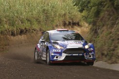 Polski rajdowiec o centymetry od śmierci. Jego życie zawisło na barierce. Dosłownie! [WIDEO]