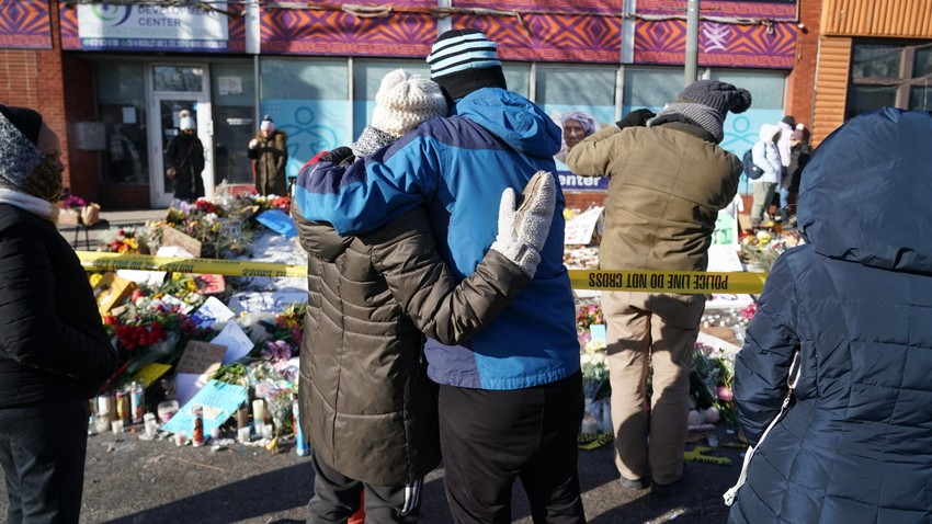 Dvoje ljudi se teše kod mesta gde su ICE agenti ubili Aleksa Pretija u Mineapolisu | Foto: EPA/Shutterstock