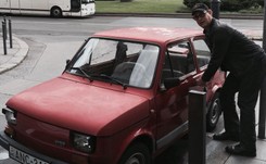 Tom Hanks jeździ maluchem. Zdjęcie amerykańskiego aktora i fiata 126p hitem