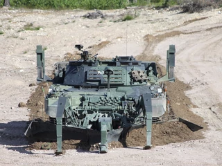 Leopard 2R wyposażony w pług minowy