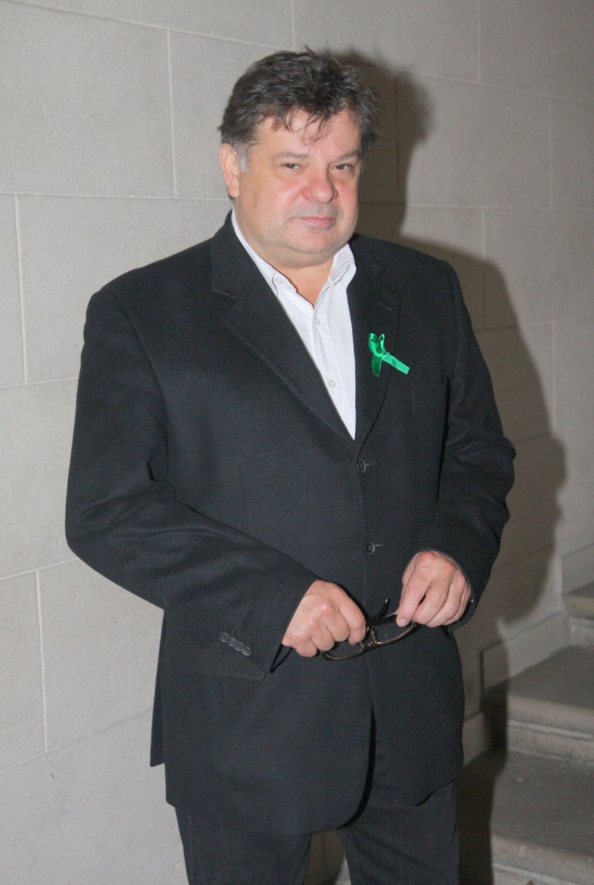 Krzysztof Globisz w garniturze