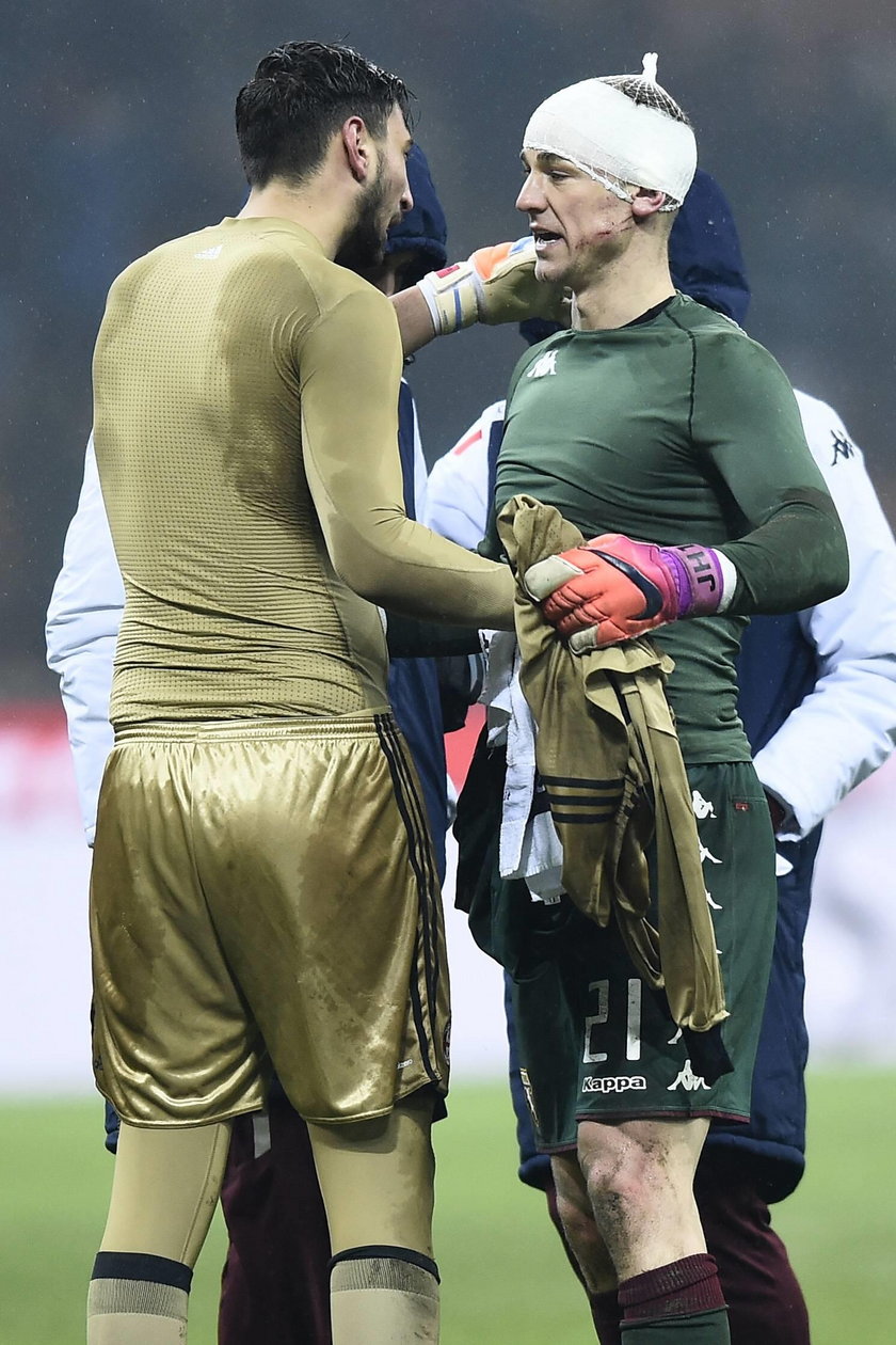 Joe Hart przeżył prawdziwy horror.  Rywal wskoczył mu korkami na głowę