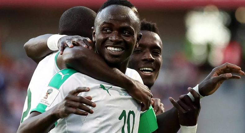 Sadio Mané célèbre un but avec ses coéquipiers