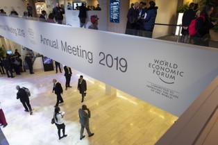 Davos: Szefowa CDU krytykuje administrację USA za utrudnianie współpracy na świecie