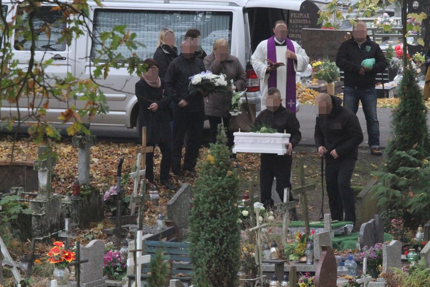 Matka wyrzuciła noworodka przez okno. Pożegnali go krewni