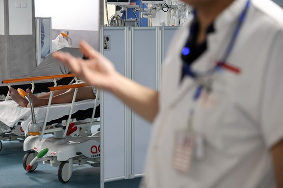 OPASNA ZARAZA KOJA BUKTI U KOMŠILUKU BILA PRETNJA I U BEOGRADU Pune 4 godine čovek sa TEŠKOM INFEKCIJOM šetao je ulicama, a da niko nije primetio: Epidemiolozi se tek posle ovoga DIGLI NA NOGE!