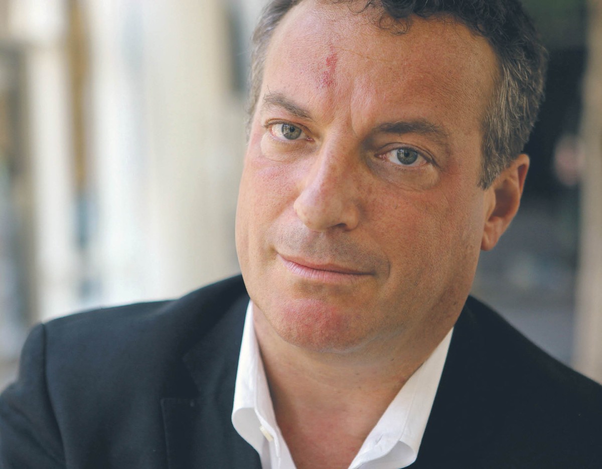 Tim Weiner - reporter „The New York Timesa”, od lat zajmuje się amerykańskim wywiadem. Za artykuły na temat bezpieczeństwa narodowego został wyróżniony Nagrodą Pulitzera