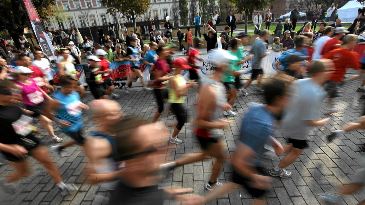 Dzisiaj w związku z organizacją 33. Maratonu Warszawskiego z ruchu kołowego będą sukcesywnie wyłączane ulice na trasie biegu. Maraton rozpocznie się na pl. Na Rozdrożu, zakończy na ul. Myśliwieckiej, tam utrudnienia były już wczoraj wieczorem.