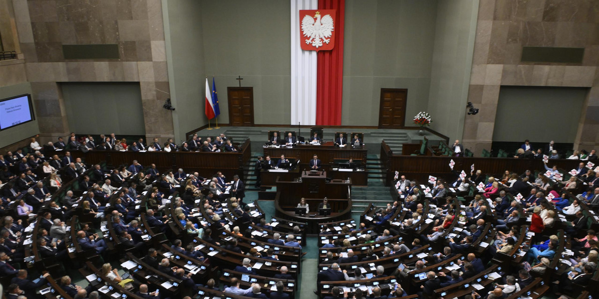 Nowy sondaż pokazuje, że w kolejnym Sejmie zasiadłoby wielu posłów Konfederacji.
