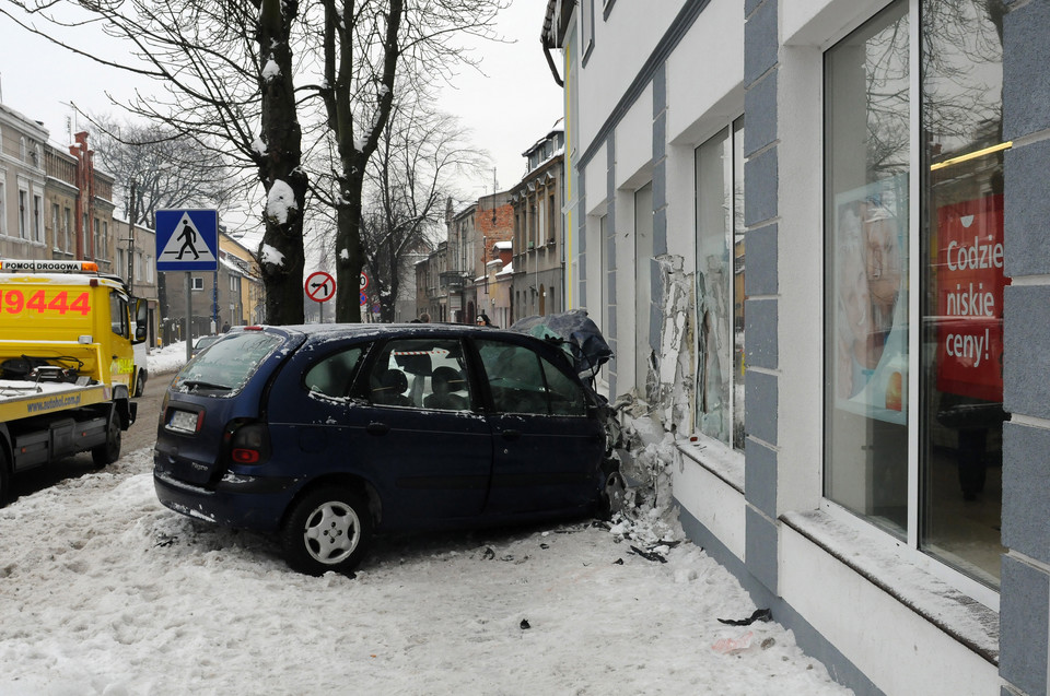 BYDGOSZCZ SAMOCHÓD WJECHAŁ W SKLEP