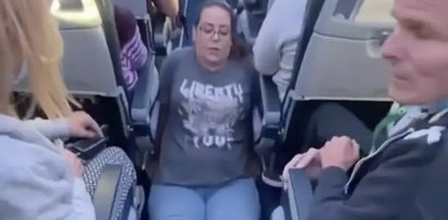 Niepełnosprawna kobieta musiała się czołgać, żeby skorzystać z toalety w samolocie. Załoga sugerowała, żeby założyła sobie pieluchę!