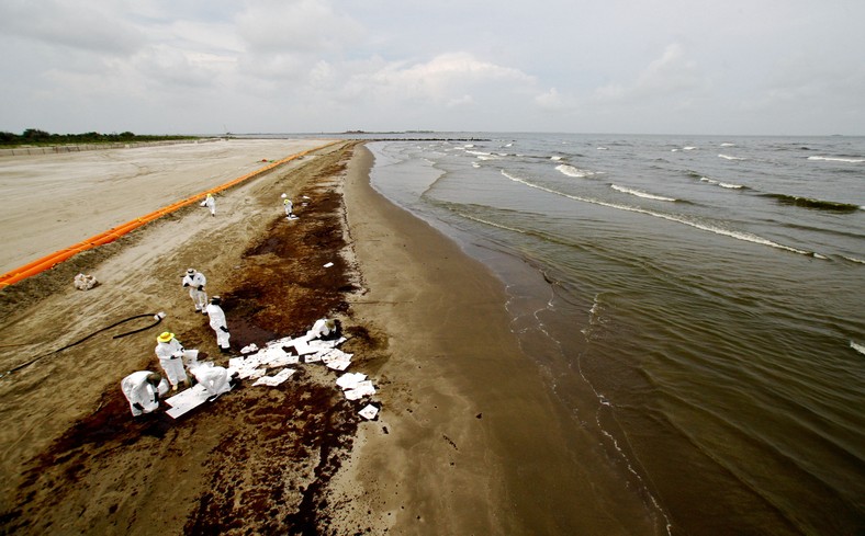 20 kwietnia na należącej do BP platformie wiertniczej Deepwater Horizon doszło do wybuchu, w wyniku którego platforma zatonęła. Zginęło 11 osób. Od tego czasu nie udaje się całkowicie zatamować wycieku ropy, który m.in. powoduje skażenie wybrzeża amerykańskich stanów nad Zatoką Meksykańską. Foto: Derick E. Hingle/Bloomberg