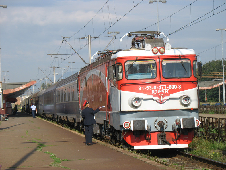 Nocny pociąg EuroNight 'Ister' z Budapesztu do Bukaresztu na stacji Brašov Tu następuje zmiana lokomotywy ze spalinowej na elektryczną
