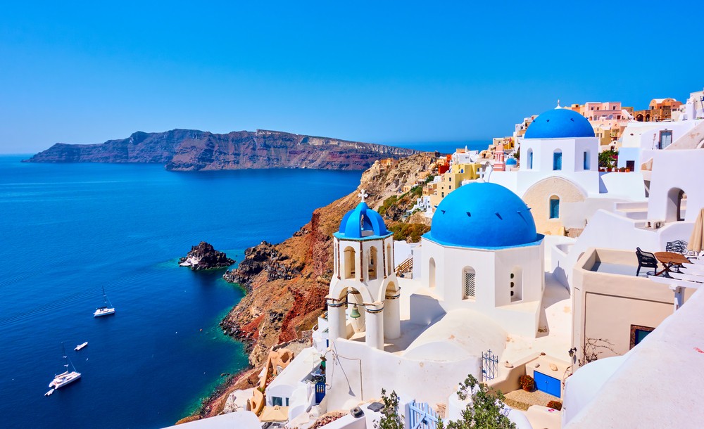Dedina Oia patrí medzi najznámejšie na Santorini, ide o jednu z najfotogenickejších a turisticky obľúbených destinácií gréckeho ostrova.