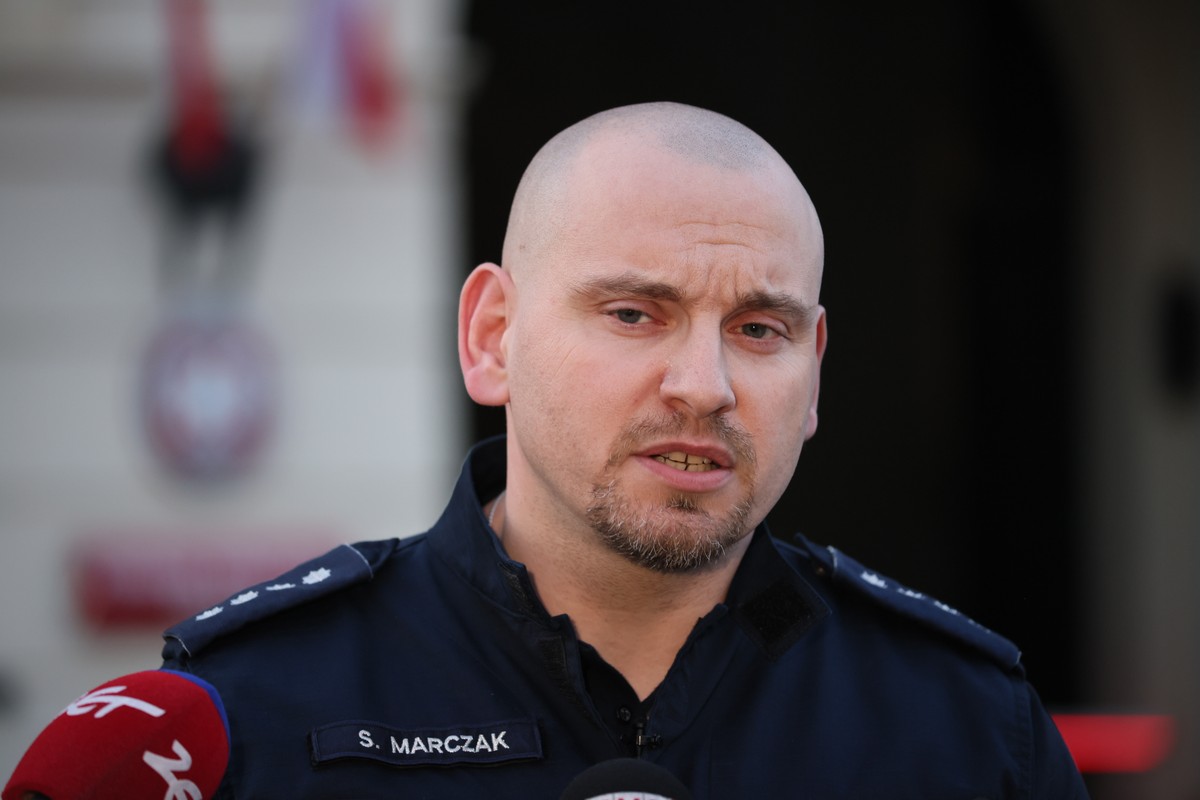 Rzecznik Komendy Stołecznej Policji nadkom. Sylwester Marczak podczas briefingu prasowego dotyczącego wstępnego podsumowania finału piłkarskiego Pucharu Polski w Warszawie