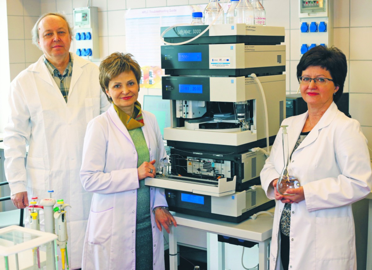 Prof. Piotr Słomkiewicz, prof. Anna Świercz i dr Beata Szczepanik z Uniwersytetu im. Jana Kochanowskiego w Kielcach