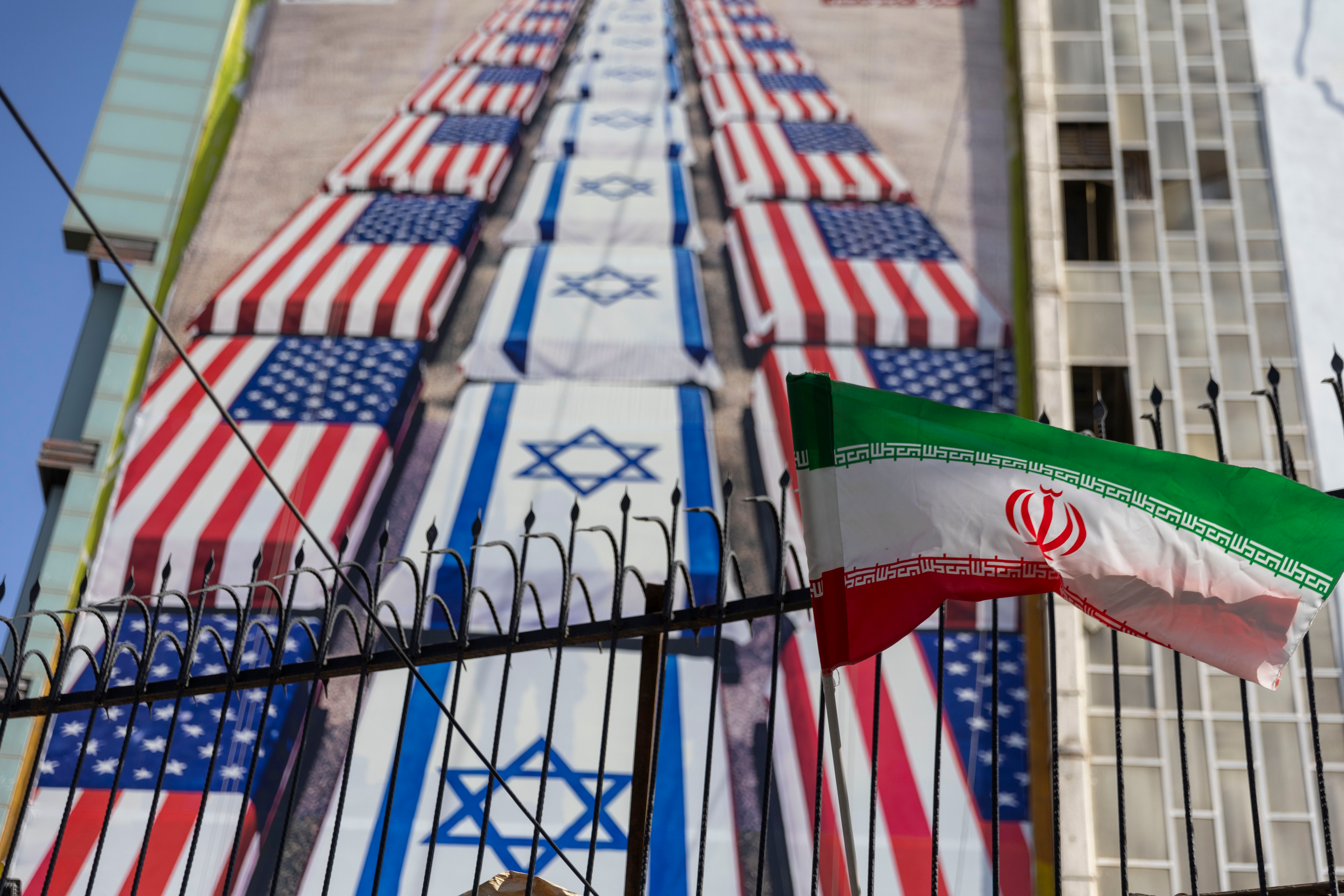 Tien VS-oorlogsschepen nabij Iran: Nu dreigt Khamenei met een 'sterke klap'