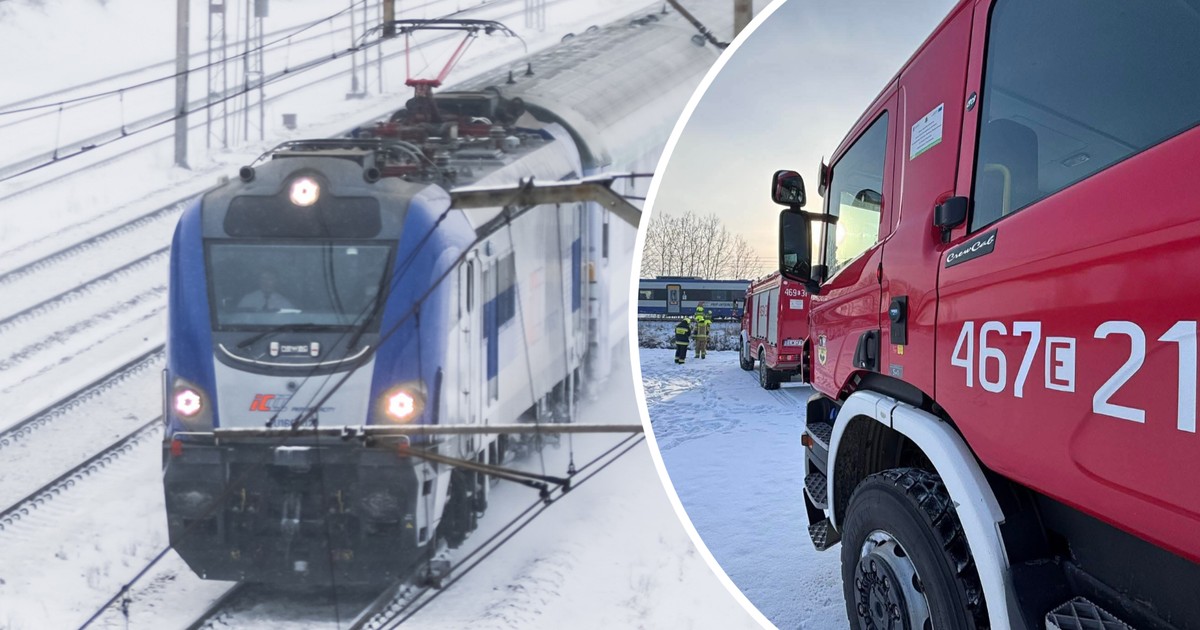 Tragedia na przejeździe. Wjechała wprost pod rozpędzony pociąg. Auto zmiażdżone