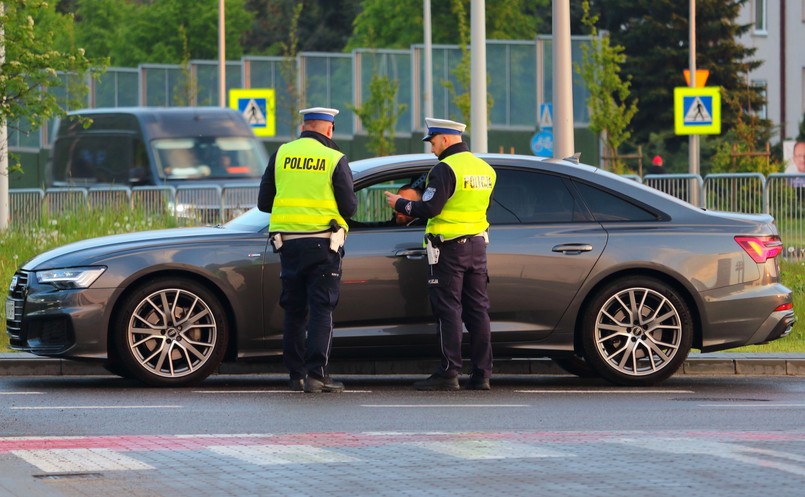 Policja kontroluje kierowcę